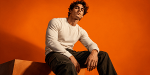 How Should a Men’s Long Sleeve Tee Fit? Image